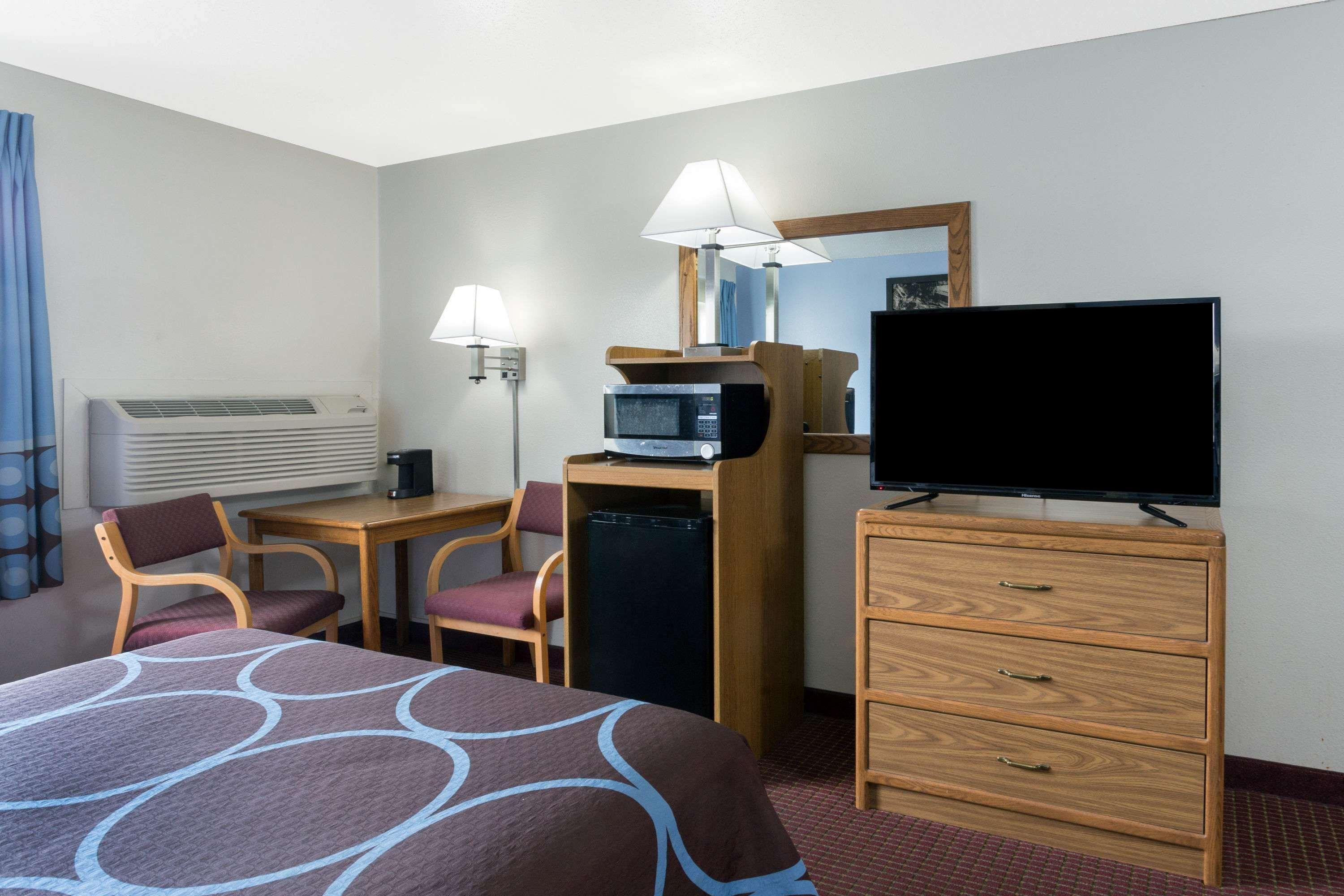 Super 8 By Wyndham Wisconsin Dells Hotel Exterior photo