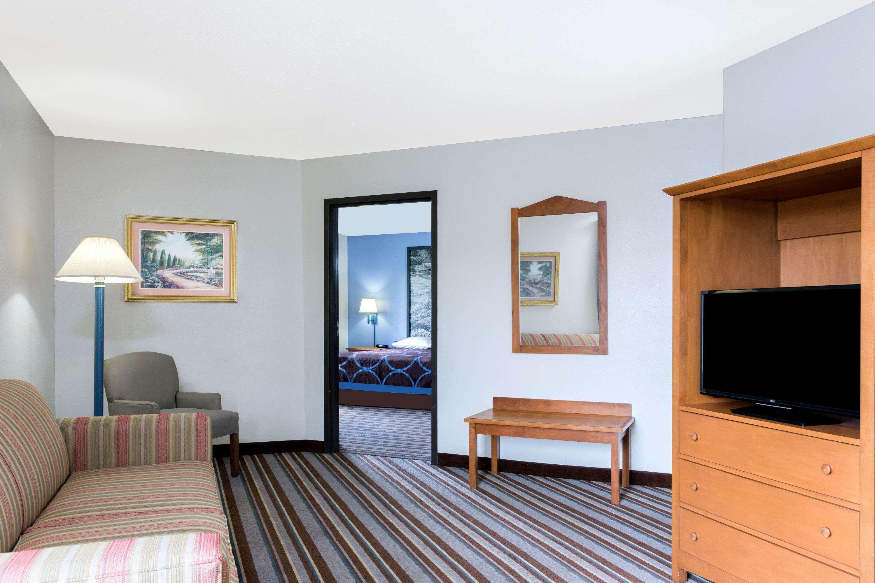 Super 8 By Wyndham Wisconsin Dells Hotel Exterior photo