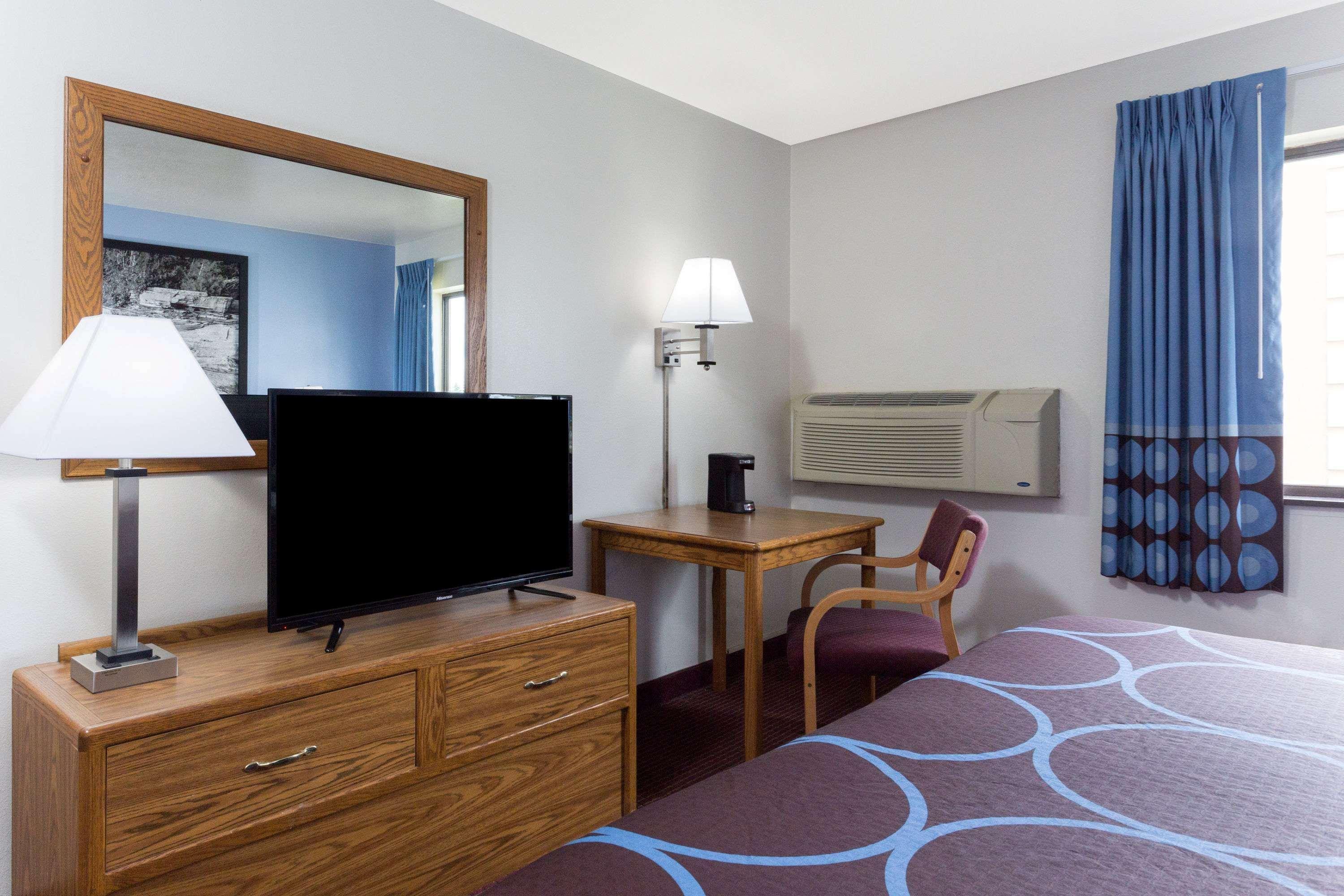 Super 8 By Wyndham Wisconsin Dells Hotel Exterior photo